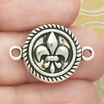 Round Jewelry Connector Fleur De Lis Charm in Antique Silver Pewter